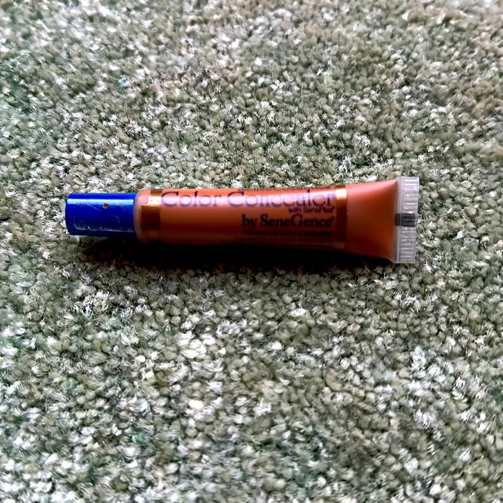 Sengence concealer in deep
